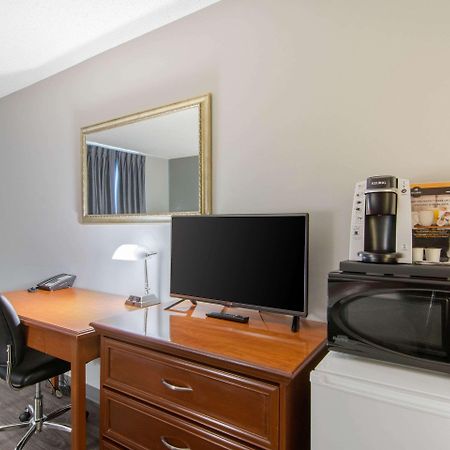 Econo Lodge Regina Luaran gambar