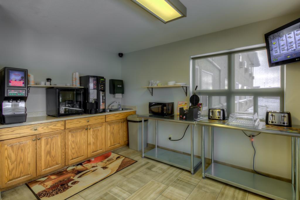 Econo Lodge Regina Luaran gambar