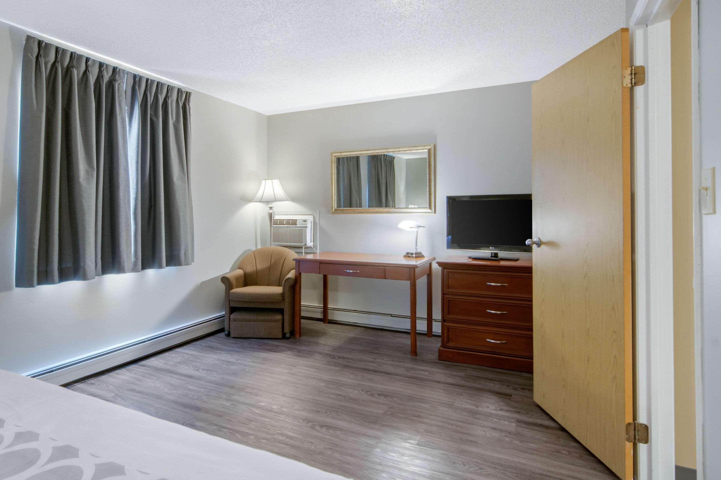 Econo Lodge Regina Luaran gambar